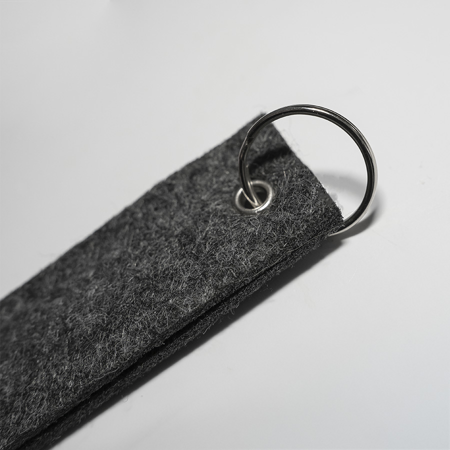 Брелок-ремувка FELTY 12 х 3 см, темно-серый, RPET фетр