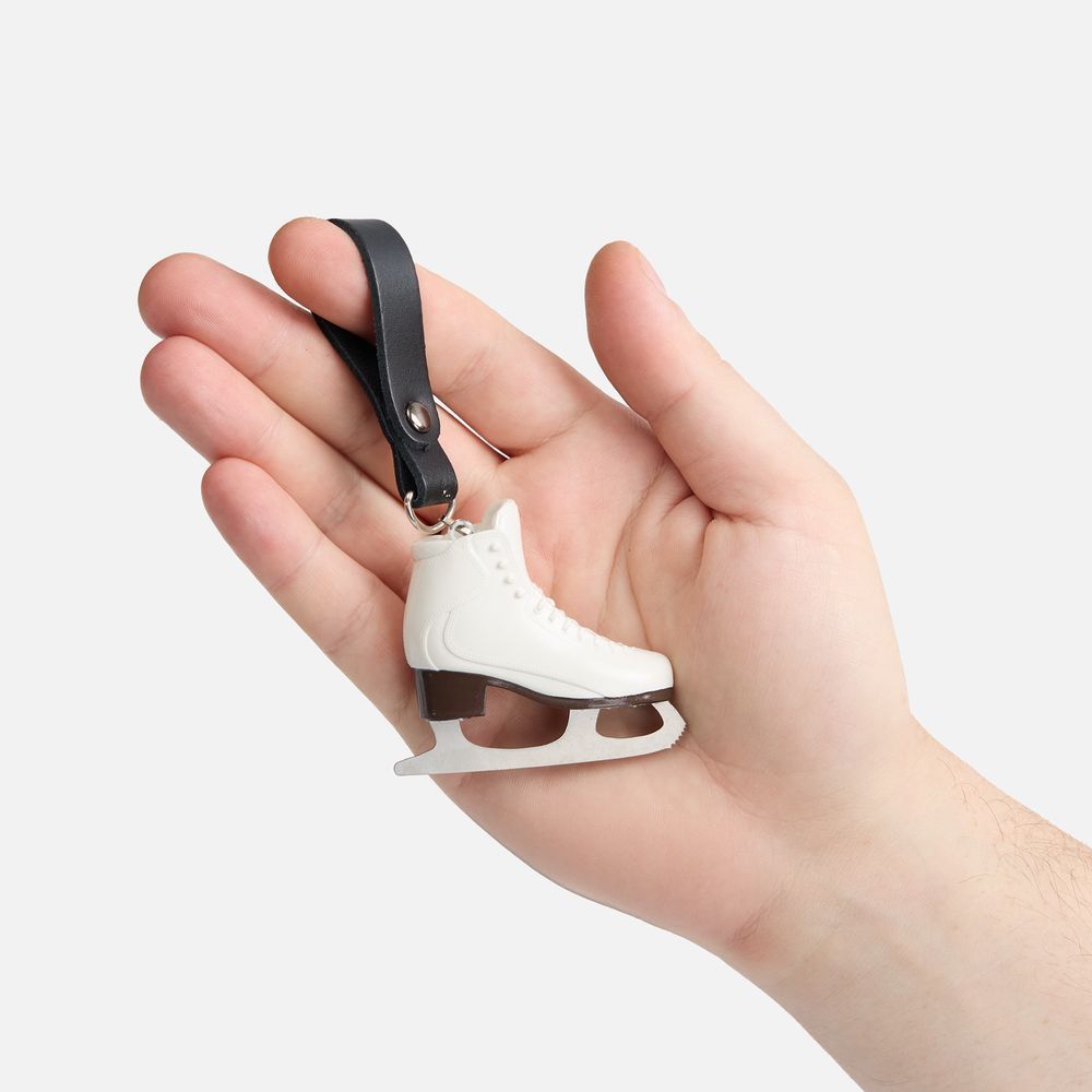 Брелок «Фигурный конек», белый